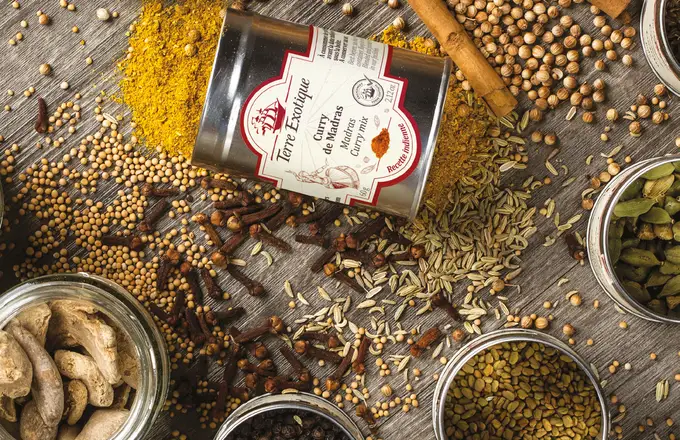 Lata de Curry de Madrás Terre Exotique entre especias enteras: cilantro, comino, clavo, canela, cardamomo y pimienta
